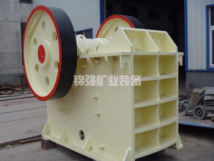 铬铁矿选矿：颚式破碎机与圆锥破碎机选型对比